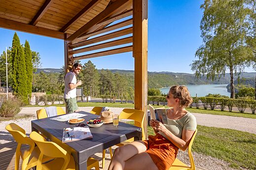 Terraza Mobil-home con vista lago en camping CLICOCHIC Trelachaume Maisod (39).