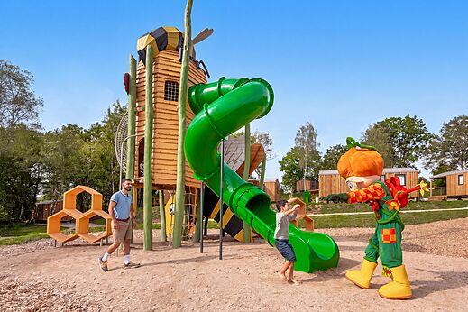 Zona de juegos con tobog�n, ni�o y mascota en el camping CLICOCHIC Trelachaume (39).
