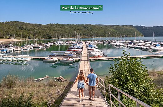 Puerto deportivo de la Mercantine con barcos, lago y bosque, cerca de Maisod (39).