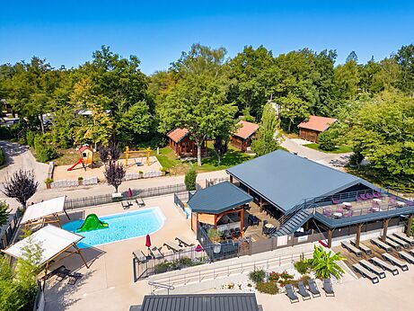 Piscina y restaurante en el camping CLICOCHIC Trelachaume en Maisod (39).