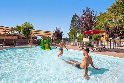Piscina, tobog�n, ni�o en el camping CLICOCHIC Trelachaume en Maisod (39).
