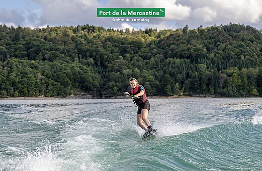 Joven haciendo wakeboard en el lago del Puerto de la Mercantine, Jura.