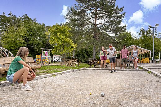 Cancha de petanca con jugadores en el camping CLICOCHIC Trelachaume en Maisod (39).
