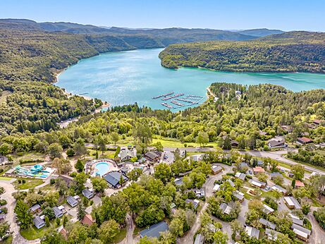 Vista aérea, Mobil-homes, piscina, lago en el camping CLICOCHIC Trelachaume en Maisod (39).