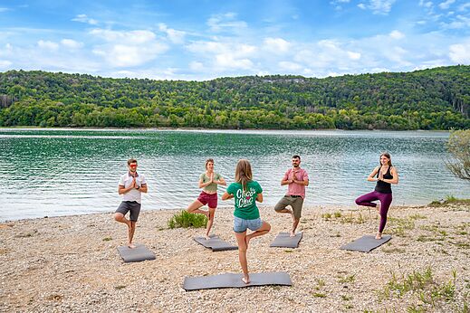 Sesi�n de yoga en grupo cerca del lago en el camping CLICOCHIC Trelachaume en Maisod (39).