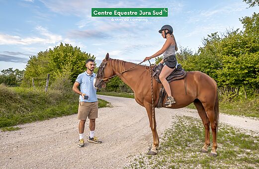 Paseo a caballo en Centro Ecuestre Jura Sud, actividad cerca del camping.