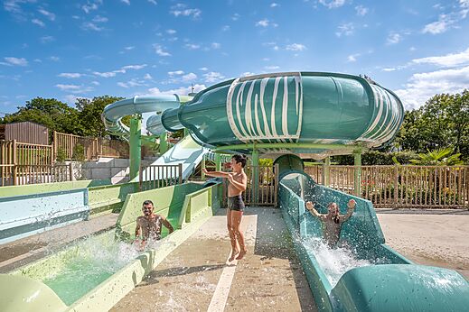 Toboganes acu�ticos para ni�os y adultos en camping CLICOCHIC Trelachaume, Maisod (39).