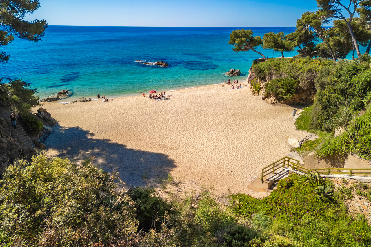 Playa de arena fina y mar turquesa en el camping CAPFUN Treumal, Platja d'Aro.