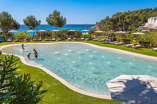 Piscina con chorros de agua en CAPFUN Treumal, Platja d'Aro (17).
