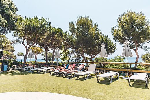 Sillas, sombrillas en el camping CAPFUN Treumal en Platja d'Aro (17).