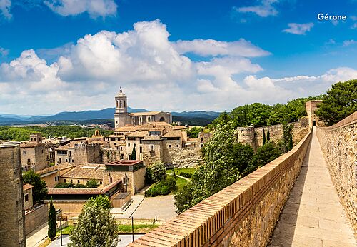 Murallas medievales y catedral de Gerona, ciudad hist�rica para visitar en Catalu�a.