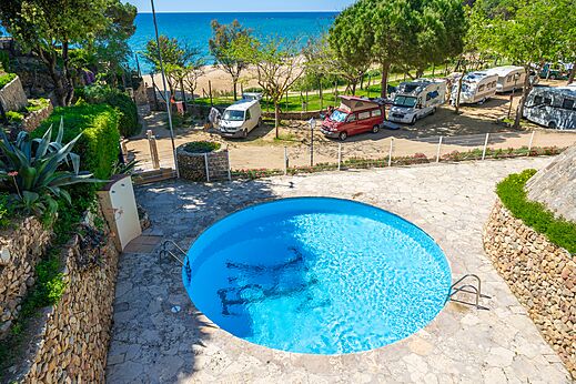 Piscina exterior circular, playa y mar en CAPFUN Treumal, Platja d'Aro.