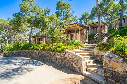 Mobil-homes de madera con terrazas en el camping CAPFUN Treumal en Platja d'Aro.