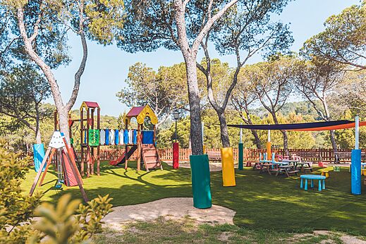 Zona de juegos infantil, estructuras coloridas, toboganes al CAPFUN Treumal en Platja d'Aro (17).