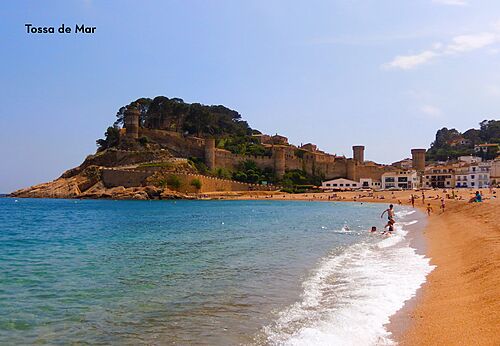 Playa de Tossa de Mar con su castillo medieval y el mar Mediterr�neo.
