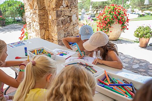 Niños coloreando y dibujando en una actividad de animación en el camping CAPFUN Treumal en Platja d'Aro (17).