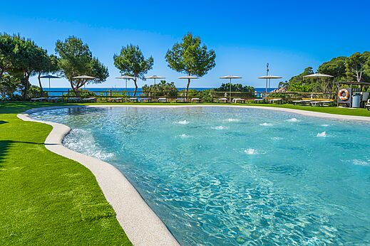 Piscina exterior con chorros de agua en CAPFUN Treumal, Platja d'Aro.