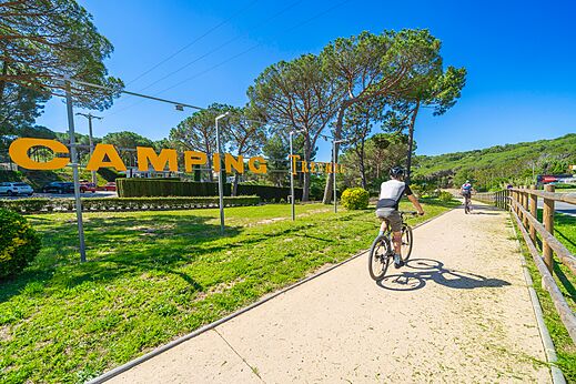 Señal de entrada del camping CAPFUN Treumal con ciclistas en Platja d'Aro (17)