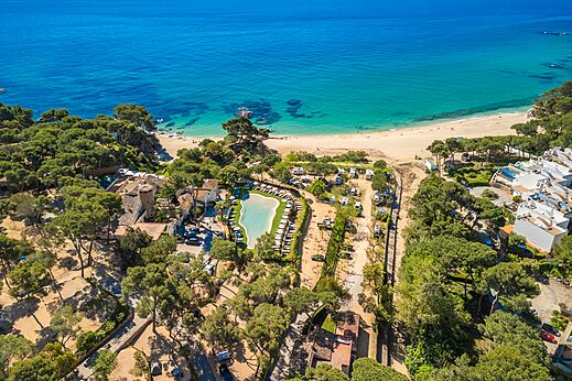 Vista a�rea de la playa, piscina y camping CAPFUN Treumal en Platja d'Aro (17).