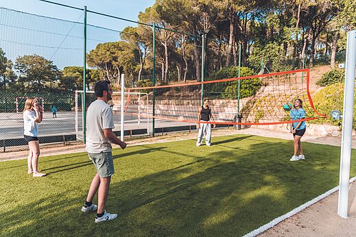 Campo multideporte para voleibol en el camping CAPFUN Treumal en Platja d'Aro (17).