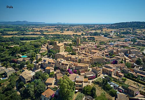 Vista a�rea del pueblo medieval de Pals, un lugar para visitar cerca de Platja d'Aro.