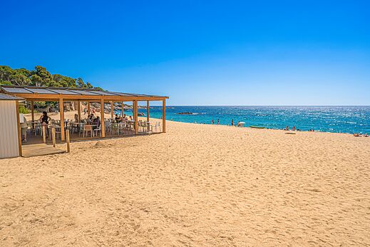 Playa de arena fina y chiringuito en el camping CAPFUN Treumal en Platja d'Aro (17).