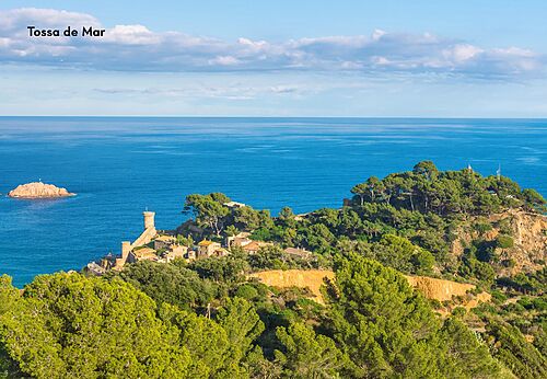 Ciudad medieval de Tossa de Mar, Costa Brava, con su castillo y el mar.