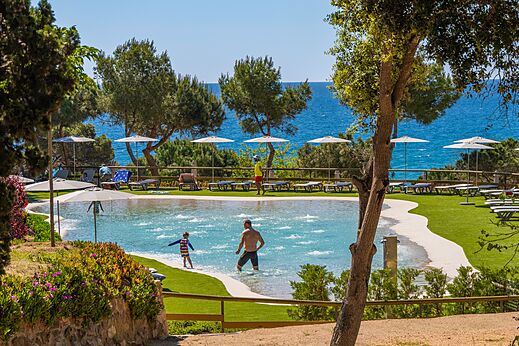 Gran piscina exterior con sillas al CAPFUN Treumal, Platja d'Aro (17).