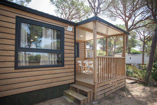 Mobil-home moderno con terraza cubierta y mobiliario en el camping CAPFUN Treumal en Platja d'Aro (17).