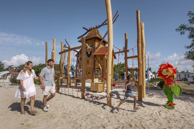 Gran parque infantil de madera, ni�o, mascota en camping CLICOCHIC Trois Ch�nes.