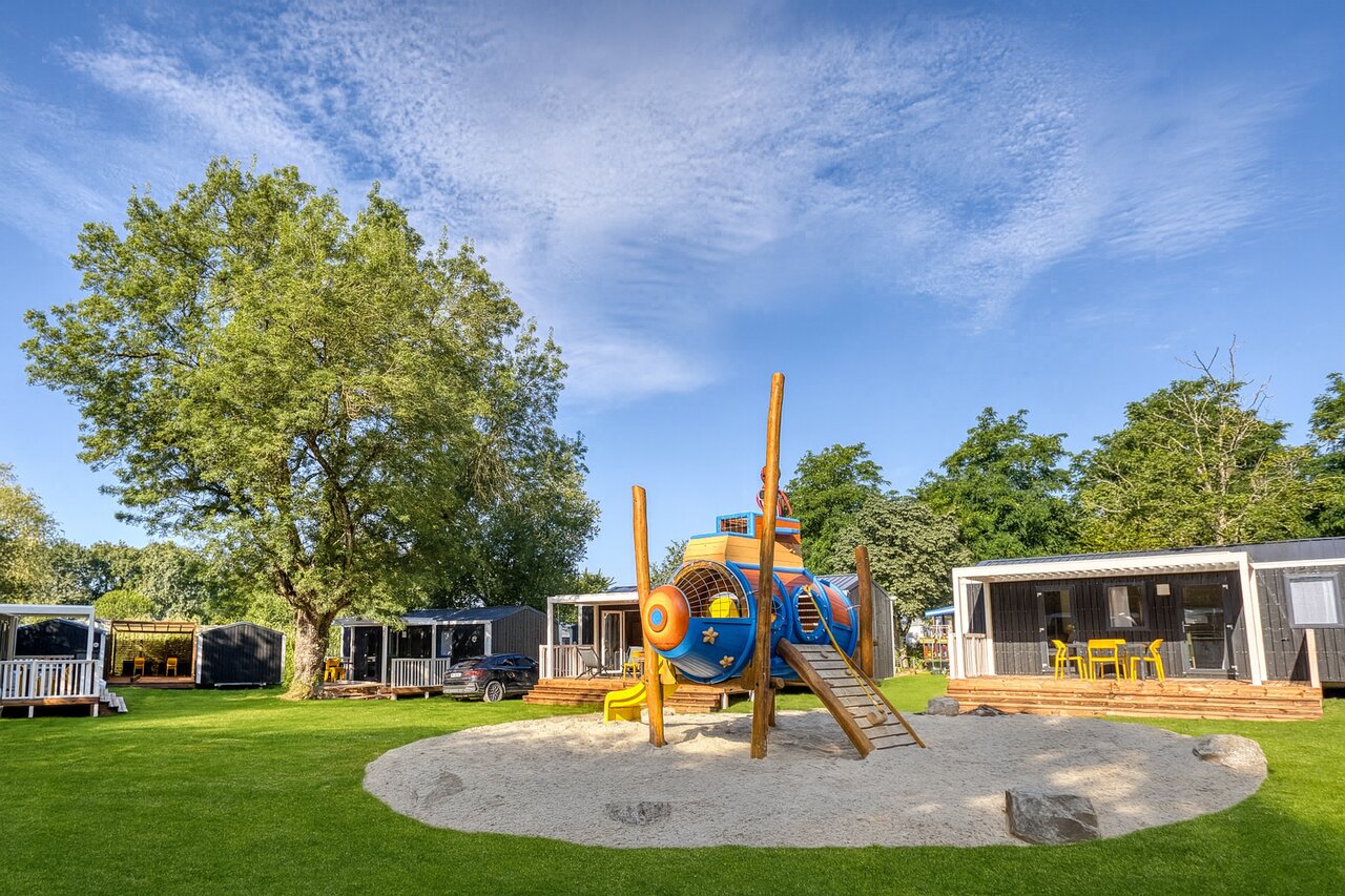 Parque infantil submarino y Mobil-homes modernos en el camping CLICOCHIC Trois Ch�nes en Pornichet (44).