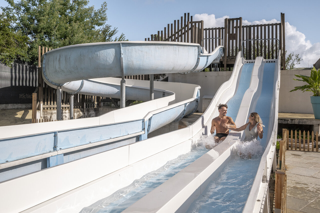 Toboganes acu�ticos, piscina en el camping CLICOCHIC Trois Ch�nes en Pornichet (44).