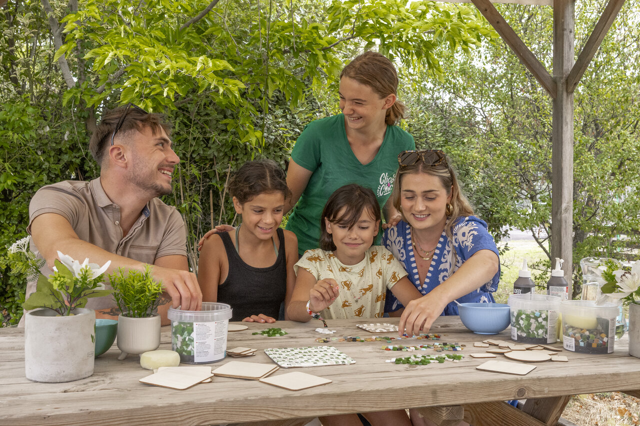 Taller creativo familiar con animador en el camping CLICOCHIC Trois Ch�nes en Pornichet.