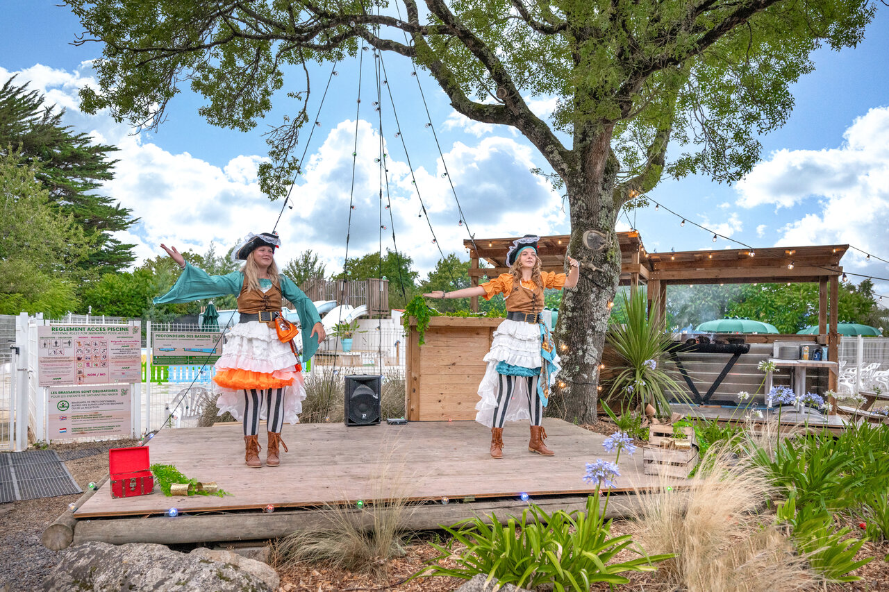 Animaci�n pirata en escenario exterior del camping CLICOCHIC Trois Ch�nes, Pornichet.