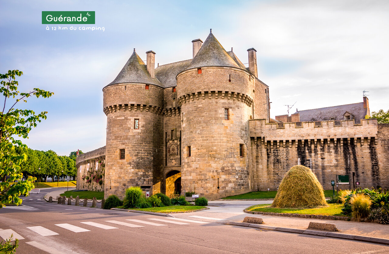 Murallas medievales de Gu�rande, ciudad hist�rica para visitar cerca del camping.