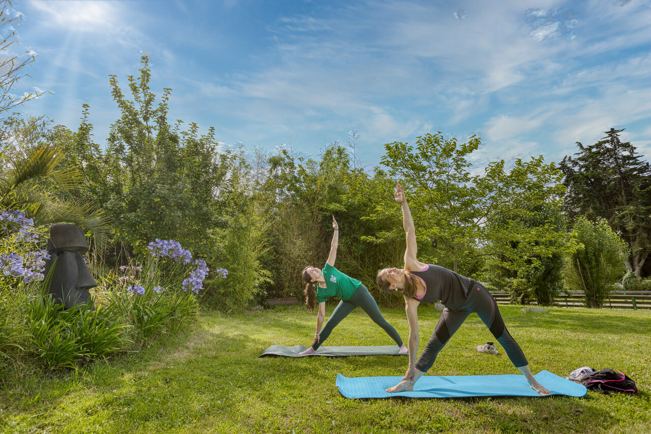 Actividad de yoga al aire libre en el camping CLICOCHIC Trois Ch�nes en Pornichet (44).