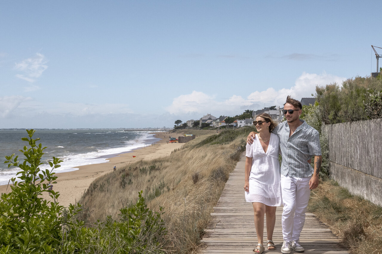 Playa de arena, sendero costero, CLICOCHIC Trois Ch�nes, Pornichet (44).