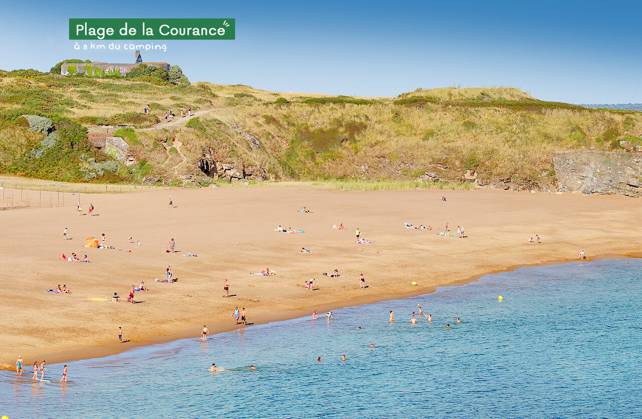Playa de la Courance, arena fina para visitar cerca del camping.