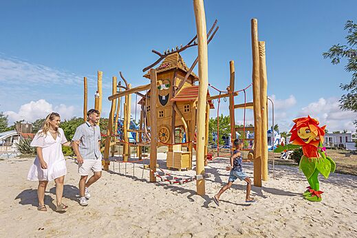 Zona de juegos de madera, niños y mascota en el camping CLICOCHIC Trois Chênes en Pornichet (44).
