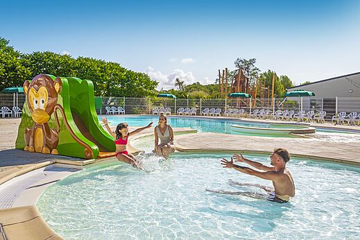 Tobogán de mono y piscina exterior con familia en el camping CLICOCHIC Trois Chênes en Pornichet (44).