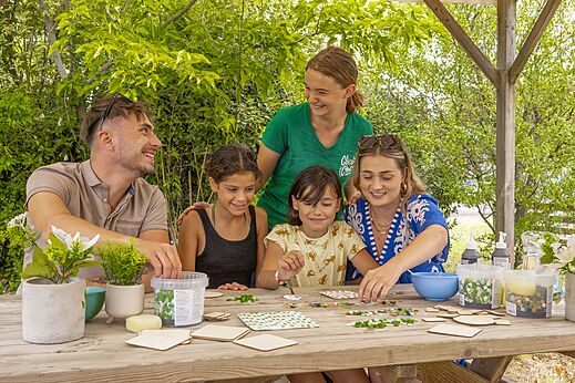 Taller creativo de mosaicos en familia con animador en el camping CLICOCHIC Trois Chênes en Pornichet (44).