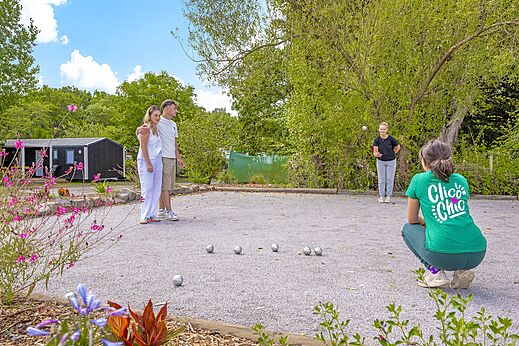 Familia jugando a la petanca en el camping CLICOCHIC Trois Chênes en Pornichet (44).