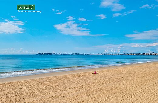 Gran playa de arena fina en La Baule, destino turístico cerca del camping.