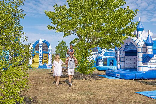 Juegos hinchables para niños en el camping CLICOCHIC Trois Chênes en Pornichet (44).