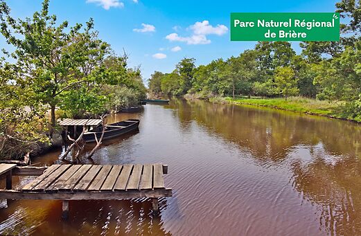 Canales y barcas tradicionales del Parque Natural Regional de Brière, lugar a visitar.