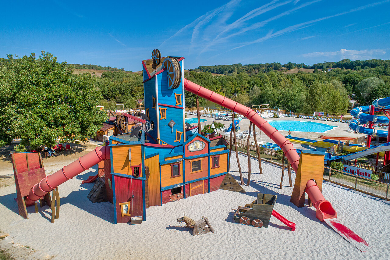 Zona de juegos tem�tica, toboganes y piscina en CAPFUN Ullule, Tournon d'Agenais (47).