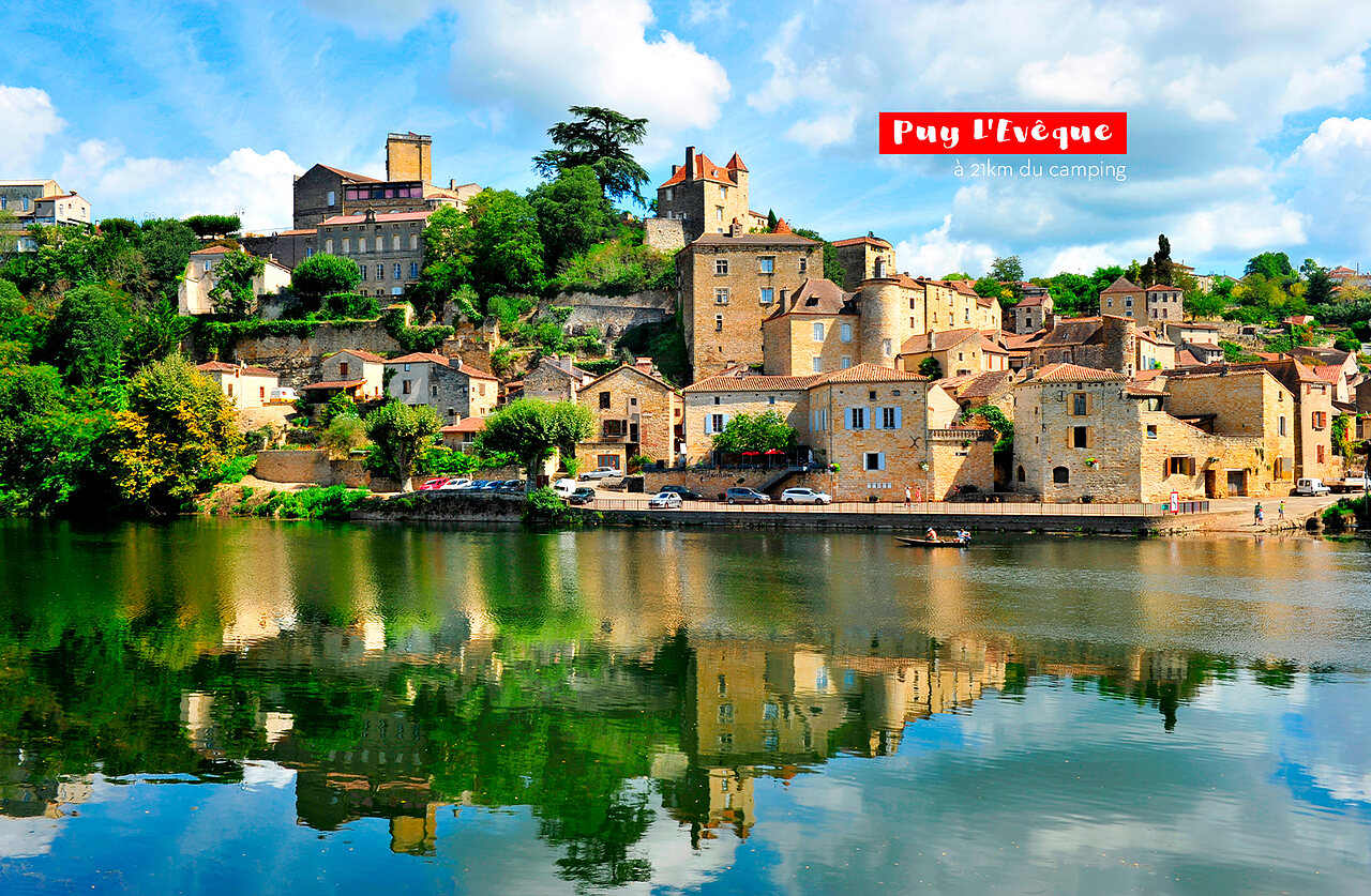 Pueblo medieval de Puy L'�v�que reflejado en el r�o Lot, cerca de Tournon d'Agenais.