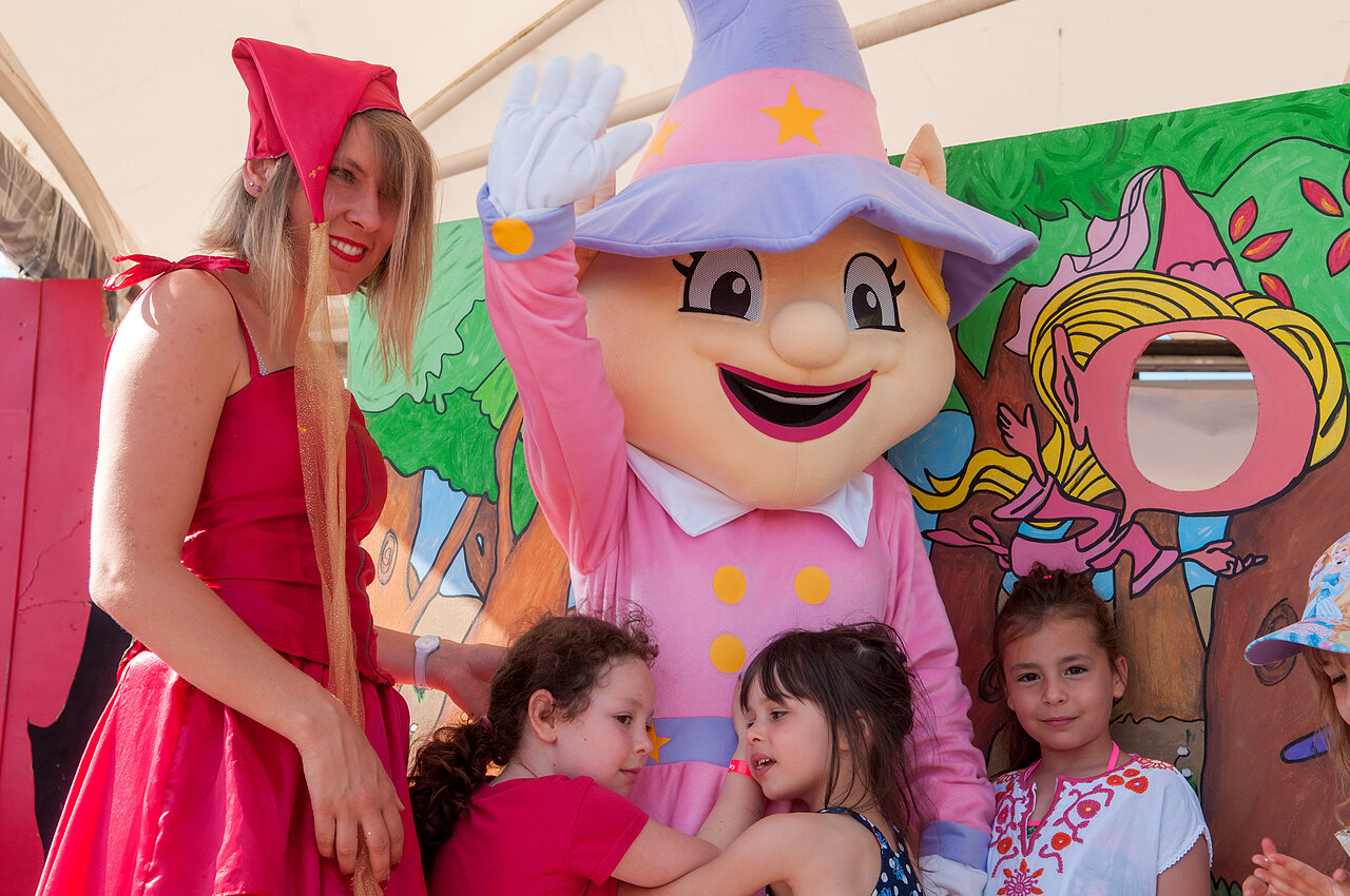 Animaci�n con mascota y ni�os en el camping CAPFUN Ullule en Tournon d'Agenais (47).