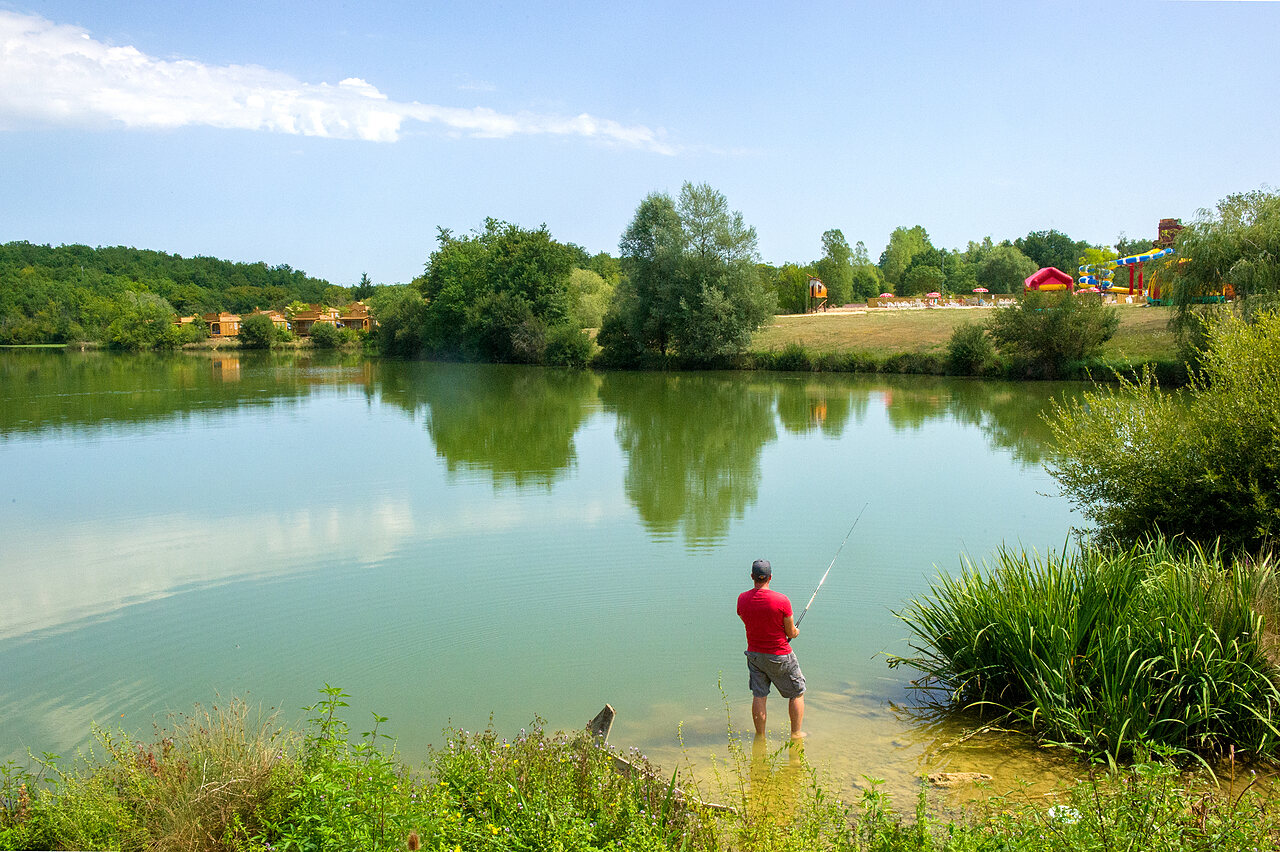 Pescador en el lago, naturaleza en el camping CAPFUN Ullule en Tournon d'Agenais (47).