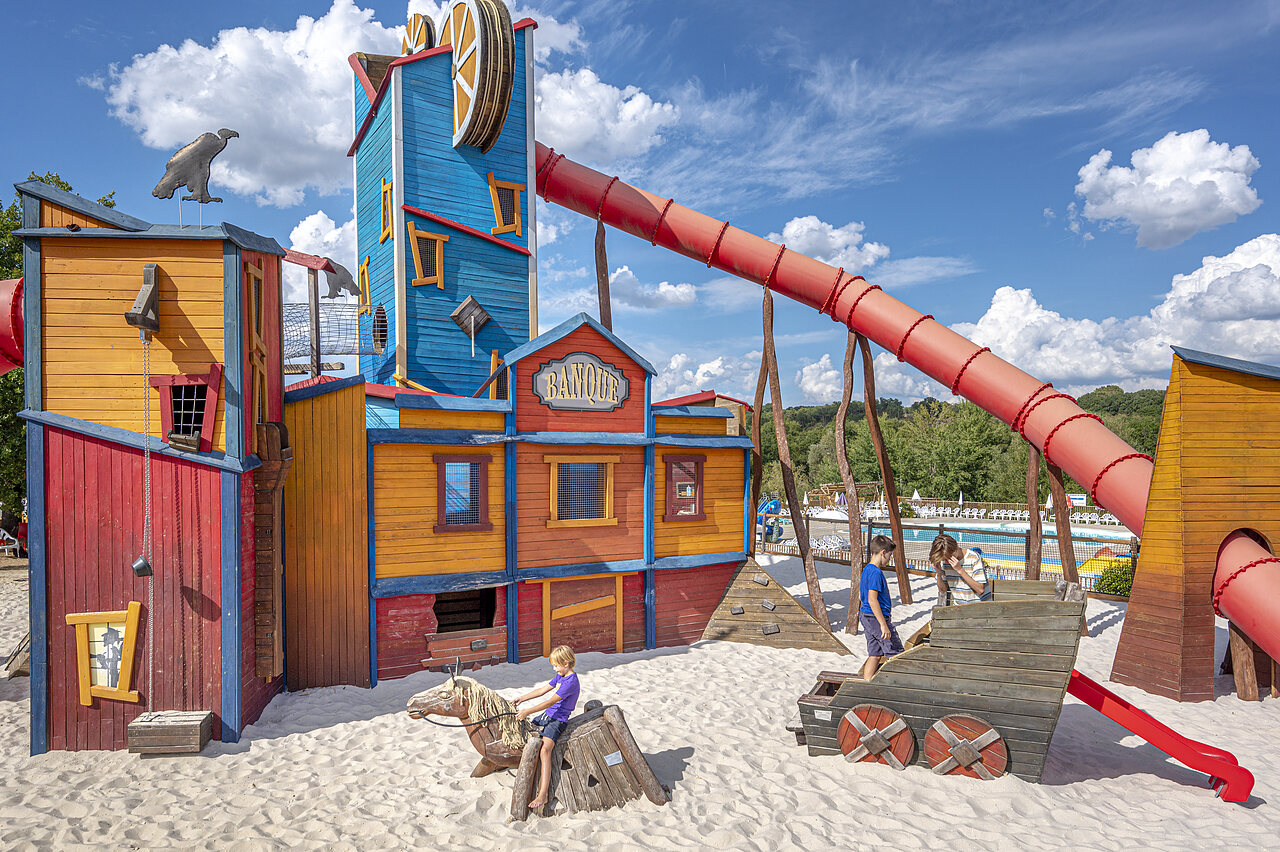 Zona de juegos Far West con tobog�n gigante y ni�os en el camping CAPFUN Ullule en Tournon d'Agenais (47).